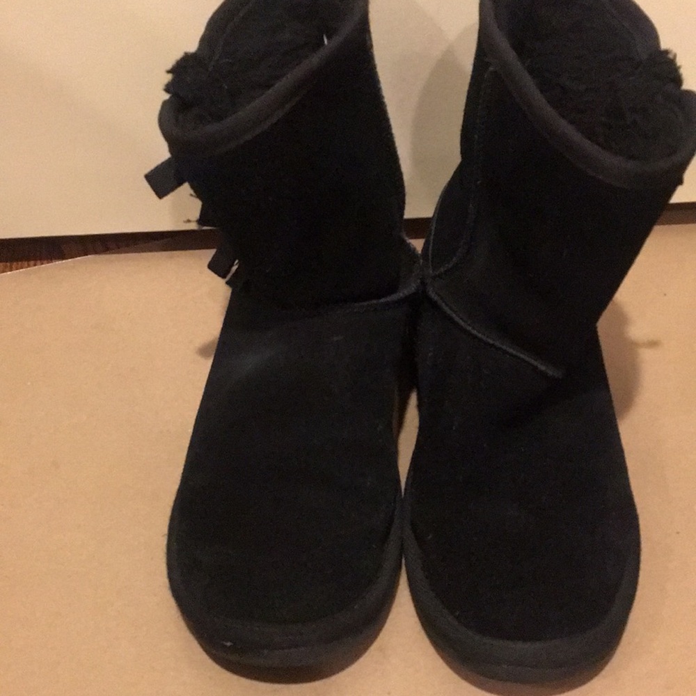 Ugg Koolaburra womens slip on mid calf Short black suede Boots size 5